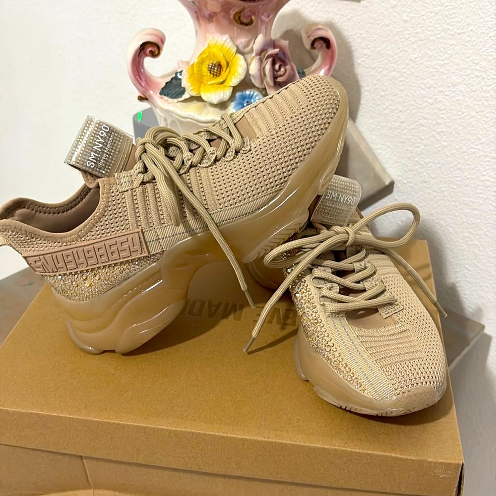 These are size 7.5 Steve Madden woman’s shoes.